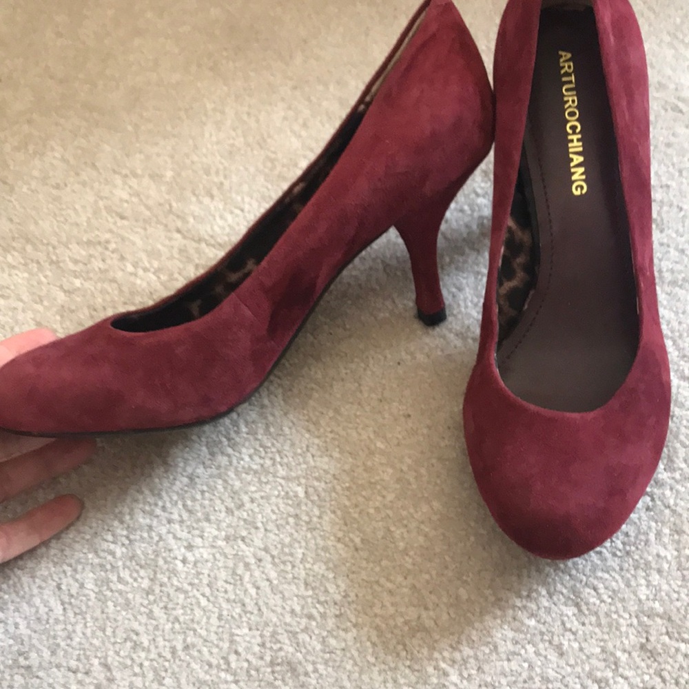 Arturo Chiang burgundy suede pumps